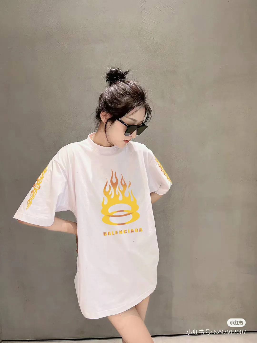 P80✨🔥 [BALENCIAGA] Paris lettering printed short-sleeved T-shirt. Custom-woven and dyed 26-count double yarn 300 grams of heavy fabric. Zero color difference in thread. Perfect details. Differentiate from the current version. Welcome to compare. Same Style for men and women. Must-sell model in the picture above. Color: White Black Size: 1 2 3 4